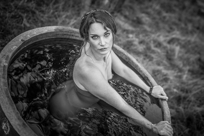 Waschtag im Wasserbecken auf der Schafweide / Nude