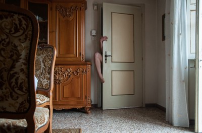 » #3/3 « / Defile / Blog post by <a href="https://strkng.com/en/photographer/alice+dicembrino/">Photographer Alice Dicembrino</a> / 2020-11-20 12:57 / Performance / performance,selfportrait,indoor,story,ghost