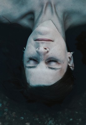 » #6/6 « / drowning / Blog-Beitrag von <a href="https://strkng.com/de/fotograf/gxlgentxnz/">Fotograf gxlgentxnz</a> / 13.08.2020 10:54 / Portrait / portrait,nude,dark,darkness,moody,sombre