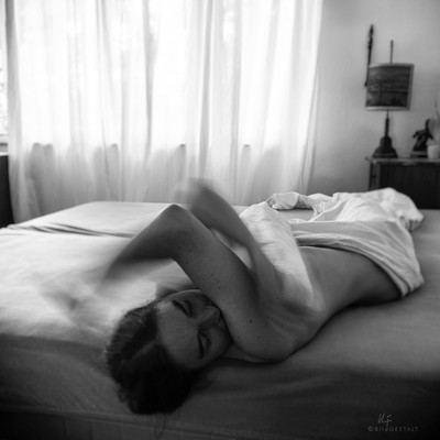 relaxing / Konzeptionell / home,woman,relaxed,bnwphotography,bnwmood,bnwart