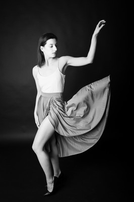Martina / Fine Art / skirt,black and white,female model