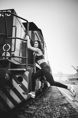 Jump / Performance / jump,escape,flucht,woman,strong,strong-woman,bnw,blackandwhite,schwarzweiss,train,zug,sport,running,laufen,springen