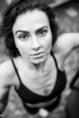 come closer.....fool / Performance / eyes,portrait,woman,strong,bnw,blackandwhite,schwarzweiss,schwarz-weiss,sport,close,frau