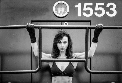 Hold on / Performance / strong,train,zug,woman,stark,muscles,light,bnw,schwarzweiss,blackandwhite