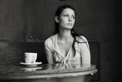 » #2/6 « / The girl with nostalgy in her eyes / Blog post by <a href="https://strkng.com/en/photographer/marta+gli%C5%84ska/">Photographer Marta Glińska</a> / 2020-09-06 16:45 / Portrait