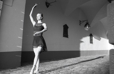 » #7/9 « / Ballett Serie auf schwarz-weiß Film / Blog-Beitrag von <a href="https://mp-kunst.strkng.com/de/">Fotograf Matthias Petz (mp_kunst)</a> / 22.07.2023 17:23 / Konzeptionell