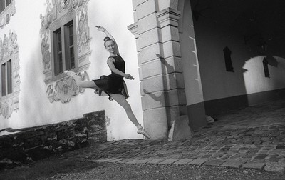 » #8/9 « / Ballett Serie auf schwarz-weiß Film / Blog-Beitrag von <a href="https://mp-kunst.strkng.com/de/">Fotograf Matthias Petz (mp_kunst)</a> / 22.07.2023 17:23 / Konzeptionell