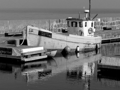 Fischerboot / fischerboot,bornholm,insel,meer,boot,schiff,schwarzweiß