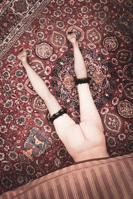 » #5/8 « / Carpet series / Blog-Beitrag von <a href="https://strkng.com/de/fotograf/thomas+gerwers/">Fotograf Thomas Gerwers</a> / 09.05.2021 09:45 / Nude