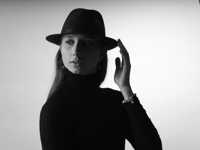 Hut und Hand / Portrait / monochrome,portrait,hut,longhair,studio