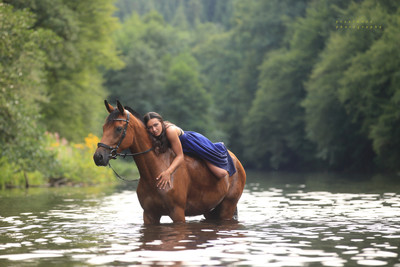 Wasserstunden / Menschen / water,girl,wet,horse,river,portrait,skin,dress