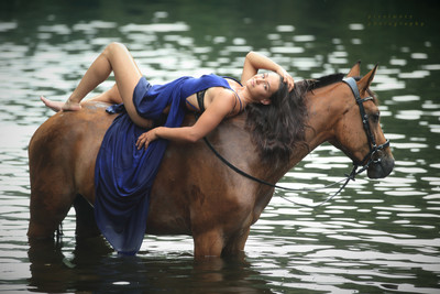 Sonnenbank / Menschen / girl,horse,outdoor,water,wet,skin