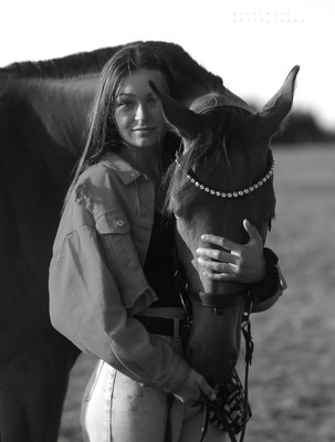 Meins / Menschen / outdoor,girl,horse,monochrome,beauty