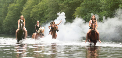 fog / Menschen / outdoor,water,wet,fog,horses,girl