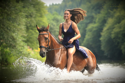 Wind im Haar / Menschen / outdoor,water,wet,girl,horse