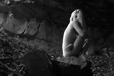 Der Blick / Nude / monochrome,outdoor,nude,girl,felsen,höhle,emotion,stimmung