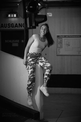 Lachen / Stimmungen / monochrome,tiefgarage,fun,lachen,spaß