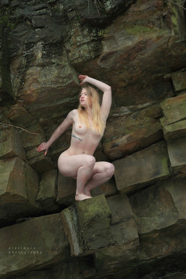 suchen / Nude / nude,naked,outdoor,felsen