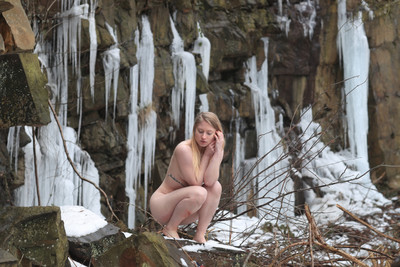 verletzt / Nude / nude,naked,stimmungen,emotion,outdoor,winter,schnee,felsen