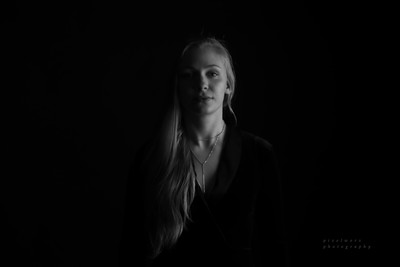 Dunkel / Portrait / monochrome,studio,portrait,longhair