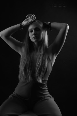 Stretch / Menschen / monochrome,longhair,shooting