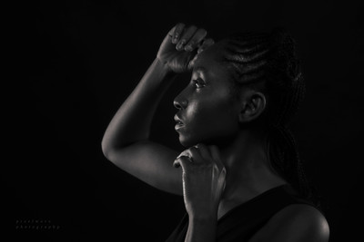 dark / Portrait / portrait,monochrome,schwarzweiß,studio,fotostudio,afrika