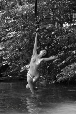 hanging / Nude / nude,akt,monochrome,acrobatik,wasser,arialhoop
