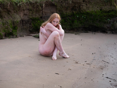 allone / Stimmungen / outdoor,nachdenklich,redhead,nackt,naked,nude