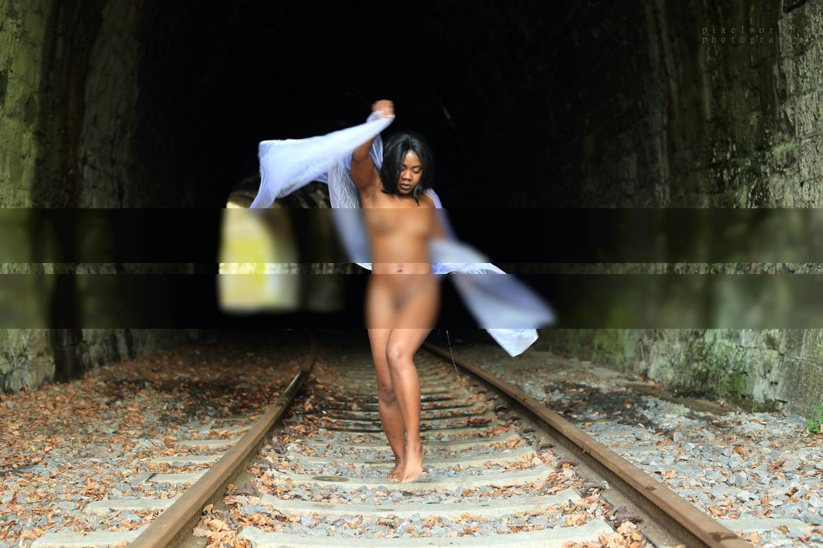 Tanz im Tunnel / Nude / nude,akt,tanz,dance,stimmungen,gefühle,schiene,tunnel,nackt