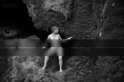 Dunkel / Nude / Höhle,Nude,akt,Sele,outdoor,Fels,Wasserfall