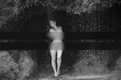 Höhle / Nude / Nude,monochrome,Sele,Wasserfall,Tropfen,Höhle,Felsen