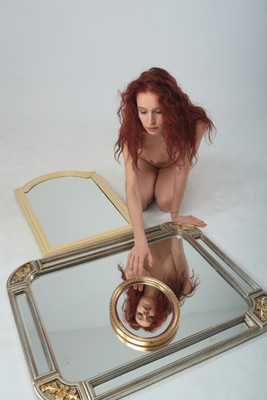 Deep / Nude / nude,diefotolounge,mirror,spiegel,brunnen,spiegelbild,red,redhair,rothaarig