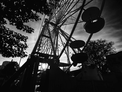 Rad der Riesen / Schwarz-weiss / schwarz-weiss,riesenrad,kirmes,heimatfest,schwelm