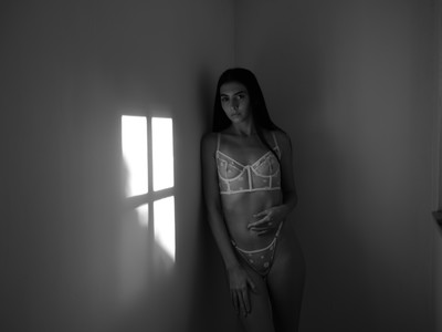 Fensterschatten / Schwarz-weiss / schwarz-weiss,stimmungen,schatten,nude,dessous