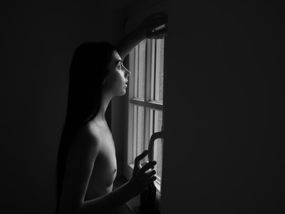 Aufmerksam / Nude / nude,schwarz-weiss,stimmungen,schatten,fenster