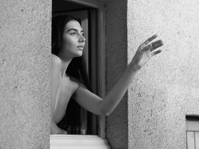 Abschied / Stimmungen / stimmungen,nude,schwarz-weiss,home,fenster