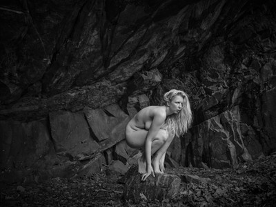 Wachsam / Stimmungen / nude,stimmungen,emotion,schwarz-weiss,cave