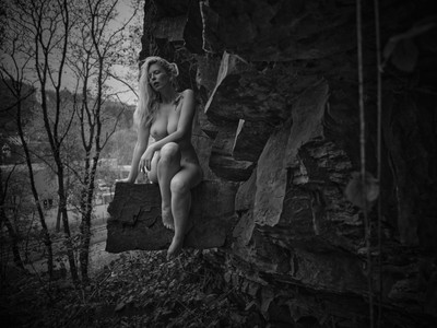 Sitzstein / Stimmungen / nude,schwarz-weiss,stimmungen,outdoor,rocks