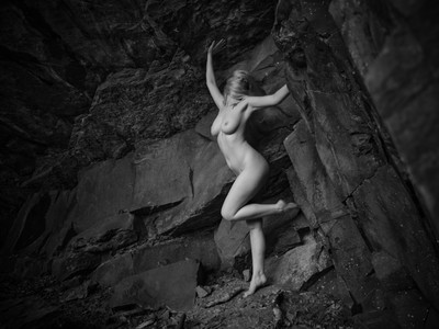 Gestreckt / Nude / nude,posing,stimmungen,höhle,cave