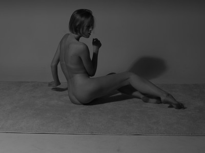 Versteckt / Stimmungen / nackt,stimmungen,nude,fotostudio,schwarz-weiss