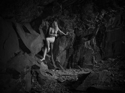 Eingezwängt / Stimmungen / Felsen,nackt,stimmungen,nude,outdoor