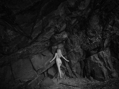 Angelehnt / Stimmungen / höhle,cave,rock,fels,nude