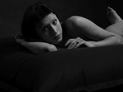 Erwartend / Stimmungen / erwartung,monochrom,schwarz-weiss,portrait,nackt
