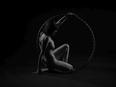Ringspiel 1 / Stimmungen / schwarz-weiss,monochrome,nude,ring,sensual