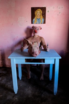 A pig eat a pig  / Konzeptionell / conpeptualphotography,sofiadalamagka,surrealism,surreal,conceptual,selfportrait,selfportraiture,self-portrait,self,moodportrait,gender,identity,stereotypes