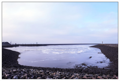 Nordsee / Wasserlandschaften / fotokunst,fineartphotografie,fineart,reflexion,meer,nordsee,35mm,weite,fujix100v,landschaft,nordstrand,nordfriesland,einsamkeit,menschenleer