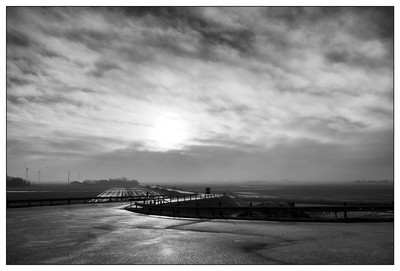 Gegenlicht, Nordseeküste / Schwarz-weiss / fotokunst,fineart,fineartphotografie,gegenlicht,schwarzweissfotografie,monochrom,reflexion,nordstrand,nordfriesland,deich,norddeutsch,fujix100v