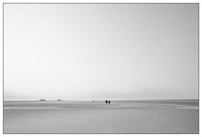 Strandläufer / Schwarz-weiss / fineartphotografie,fineart,art,fotokunst,schwarzweissfotografie,strand,minimalistisch,horizont,st.peter-ording,strandläufer,priel,nordsee,meer,weite