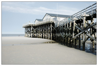 Pfahlbau an der Nordsee / Wasserlandschaften / Fineartphotografie,fineart,fotokunst,pfahlbau,strand,nordsee,st.peter-ording,meer,menschenleer,horizont,eiderstedt,fujix100v,norddeutschland,kodachrome