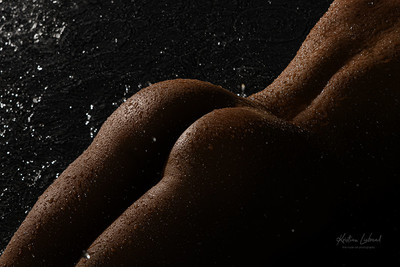 Körperlandschaft im Regen Wassertropfen Körper / Nude / bodyparts,körperlandschaft,akt,aktfoto,regenshooting,regen,wasser,wassershooting